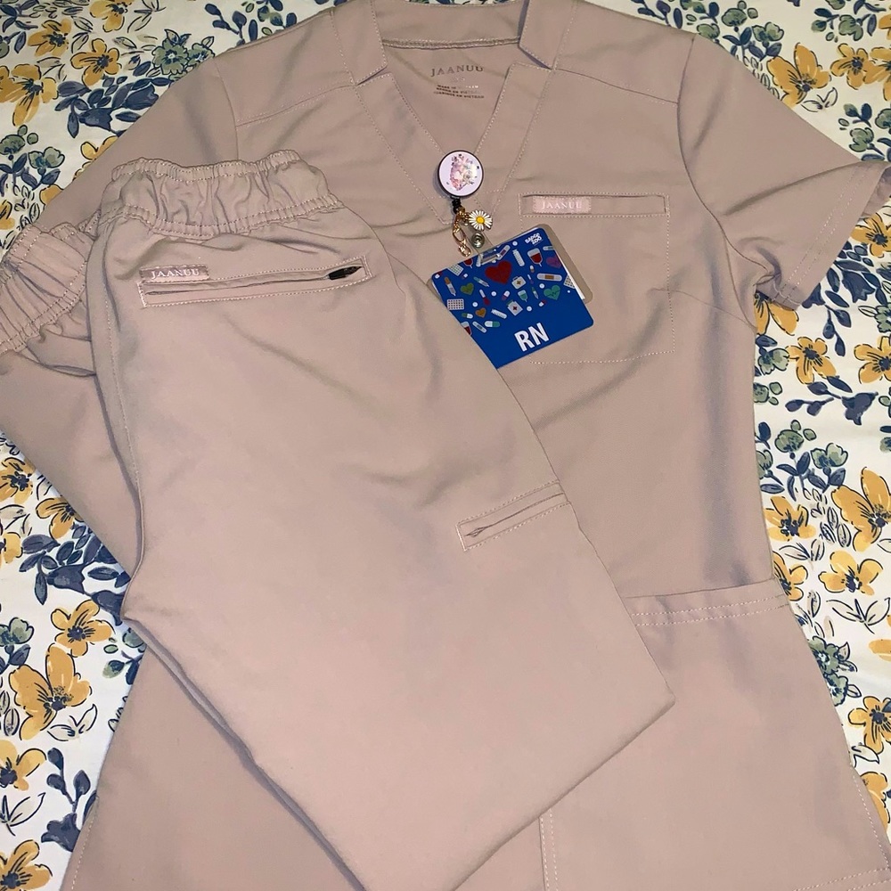 Jaanuu Scrub Set